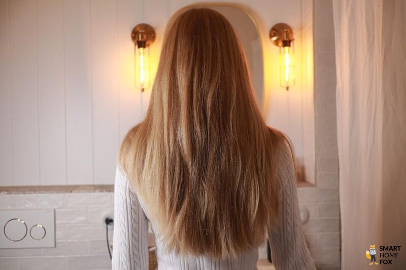 Man sieht die Haare vor dem Glätten.